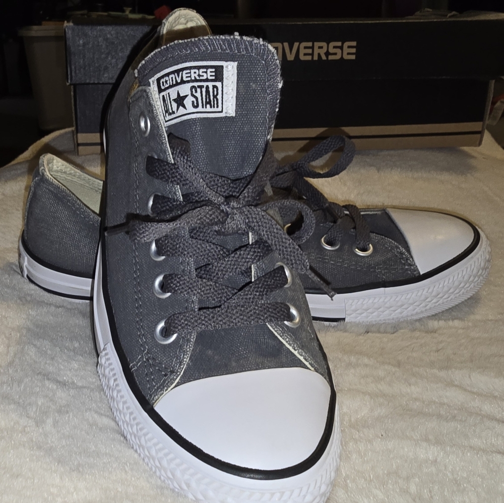 Converse All Stars- New- Men's sz 6.5 Women's sz 8.5